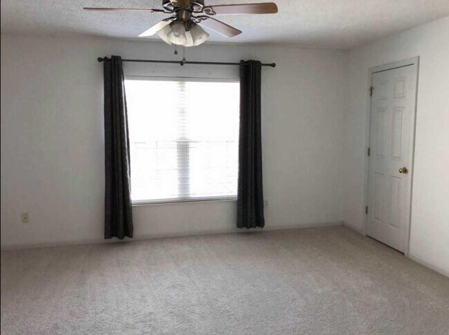 Building Photo - 4175 E Village Dr