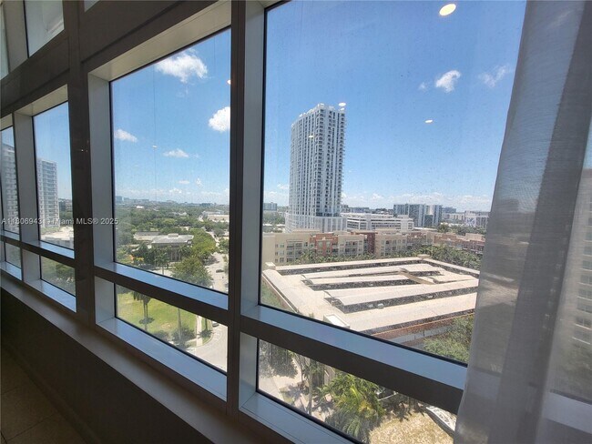 Building Photo - 1900 N Bayshore Dr