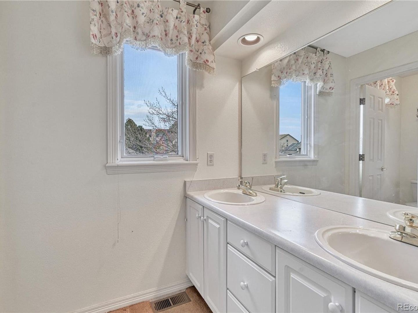 Building Photo - 9215 Ashburn Ct