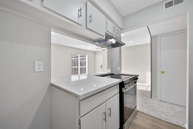 Building Photo - 6410 Del Monte Dr