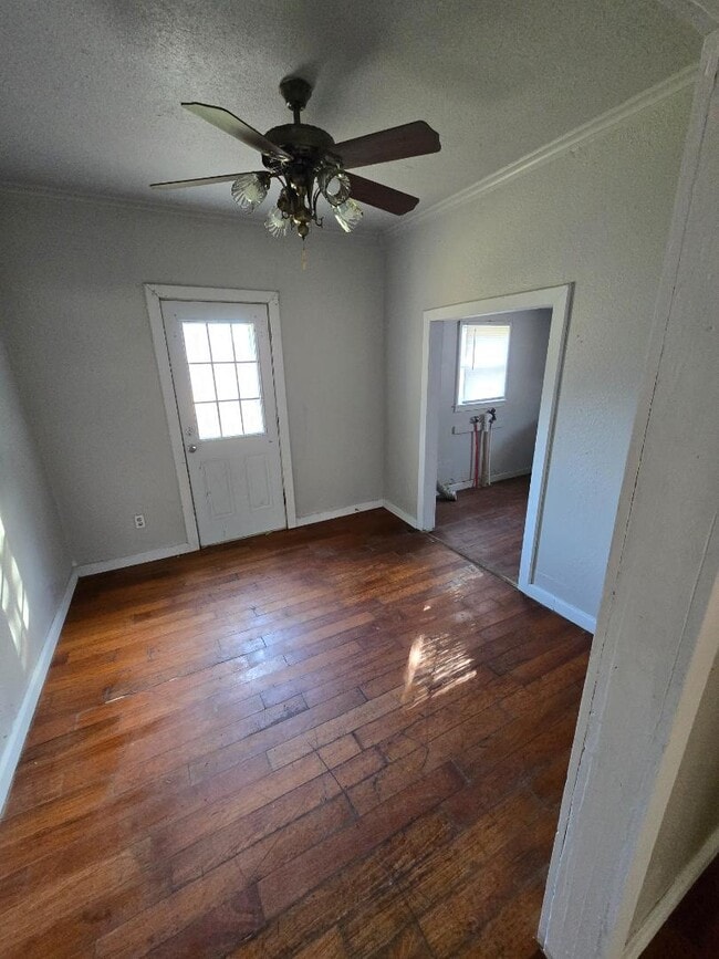 Building Photo - 1202 E Oak St