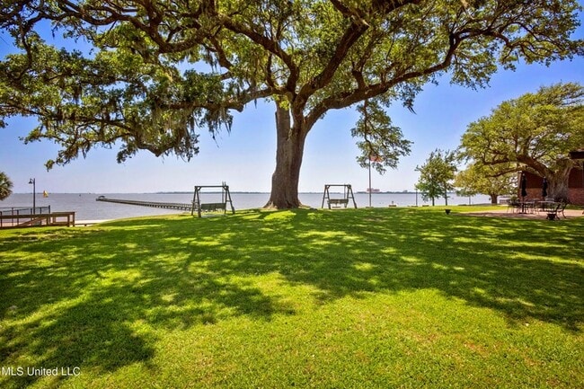 Building Photo - Cozy Beachfront Townhome