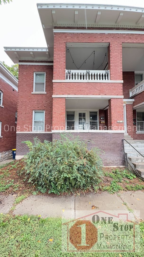 Building Photo - Historic 2 Bedroom, 1 Bathroom Unit in Mid...
