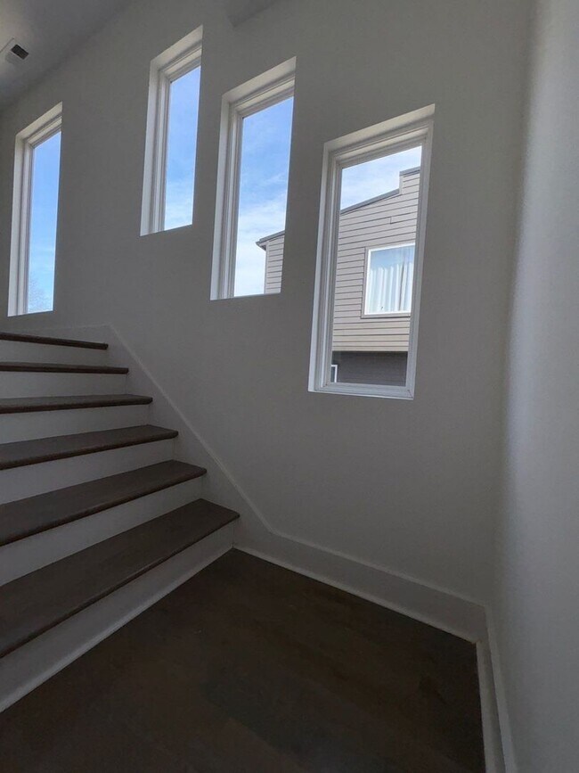Building Photo - Fully Furnished 5 Bed, 3.5 Bath Located In East Nashville's McFerrin Park Neighborhood! Lawn Care...