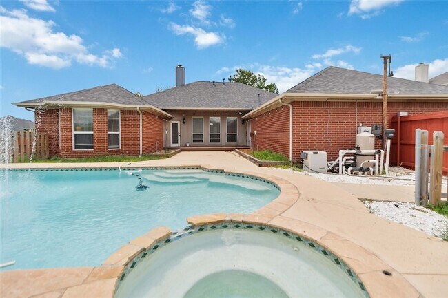 Building Photo - 2502 Chapel Hill Dr