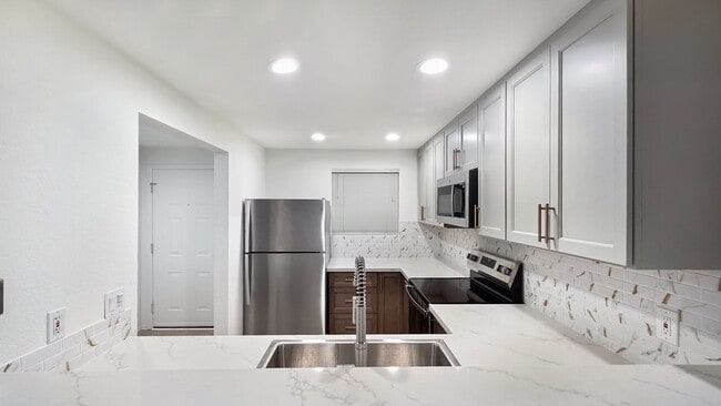 Building Photo - Top-Floor Corner End-Unit with Great Light