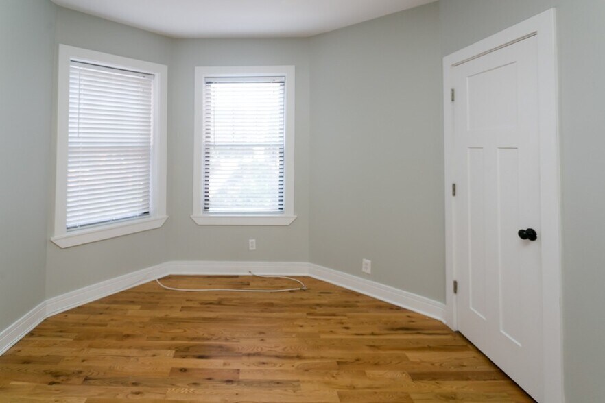 Building Photo - 4418 N Wolcott Ave
