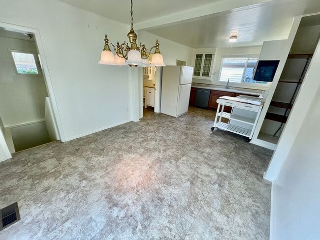 Building Photo - Are you looking for a short 4 Month Lease? Discover 2BD/2B Single-Family Home!