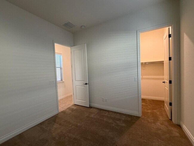 Building Photo - 9541 E Theia Dr
