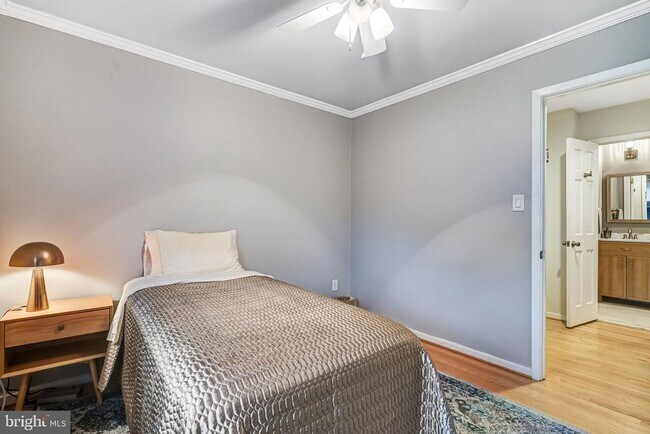 Building Photo - 1504 Wake Forest Dr