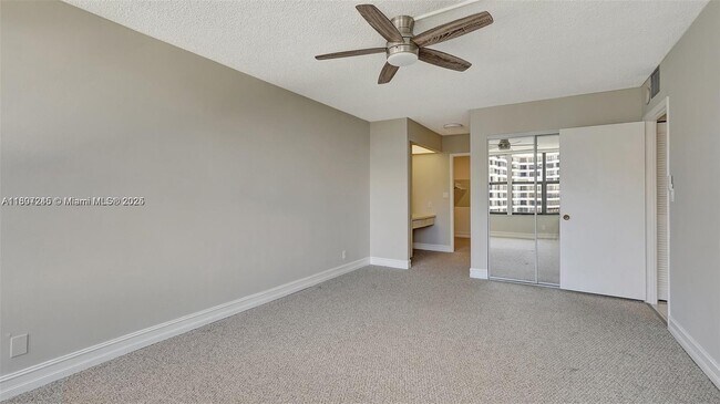 Building Photo - 2500 Parkview Dr