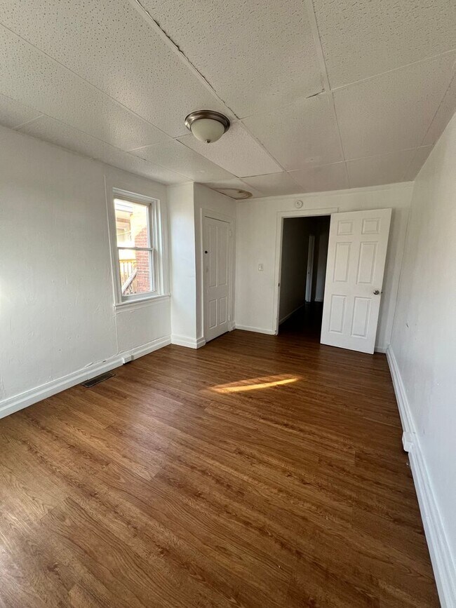 Building Photo - 3 Bedroom 1 Bath Home Available