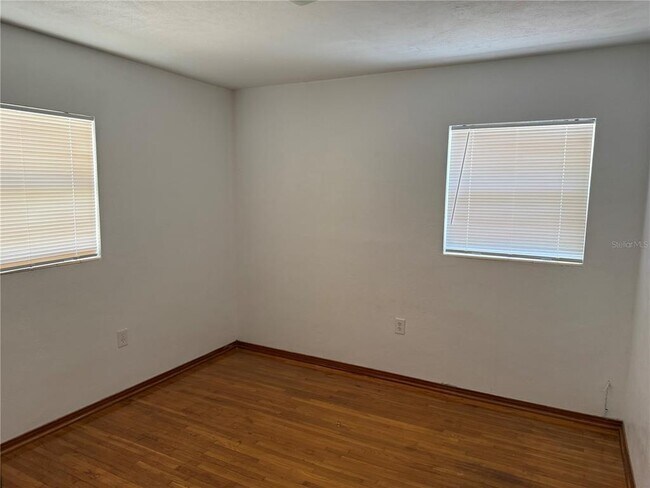 Building Photo - 1247 Lakeview Dr