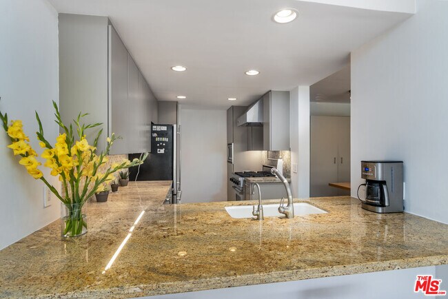 Building Photo - 8787 Shoreham Dr