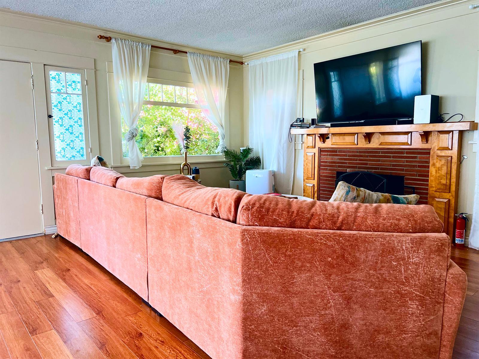 Building Photo - 1448 N Fuller Ave