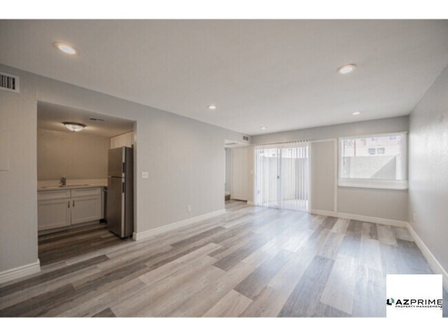 Building Photo - Your Next Home Awaits in this Beautifully Updated 2/1.5 Townhome in Phoenix!