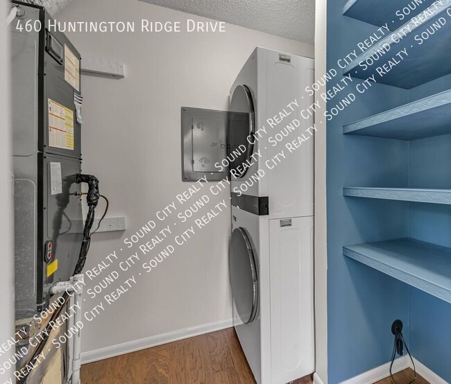 Building Photo - 460 Huntington Ridge Dr