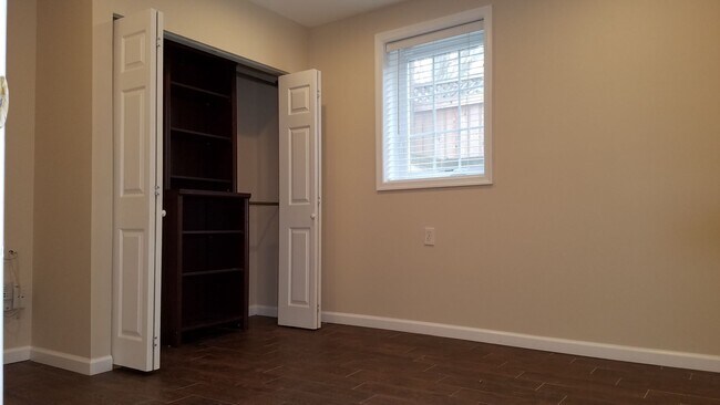 Building Photo - Spacious single family home in established Rockville neighborhood available now!