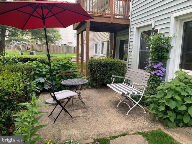 Building Photo - Beautifully updated 2 bd 1 bth patio level condo backing to open area.