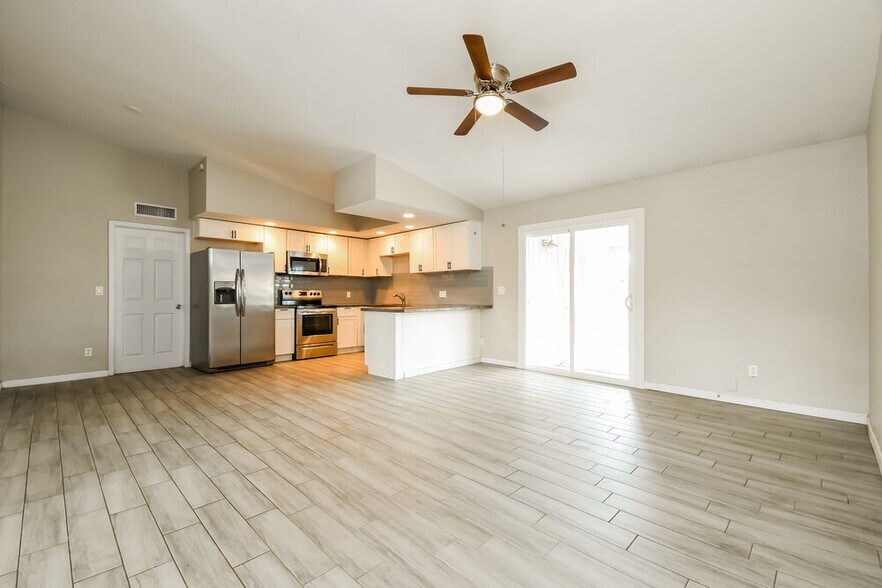 Building Photo - 238 E Houston Ave