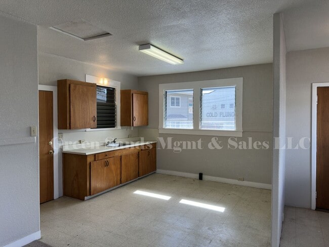 Building Photo - 597 Kinoole St