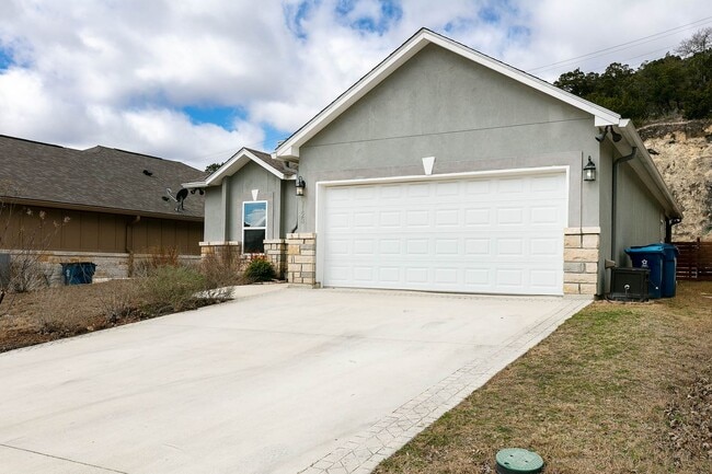 Building Photo - Kerrville, TX!  Country Charm with Modern Flair.
