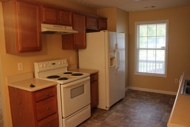 Building Photo - Beautiful Brick Front 3 Bedroom, 2 Bath Home with a 2 Car Garage.