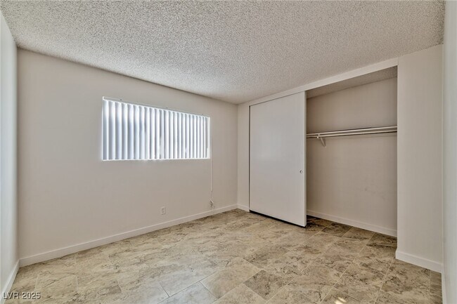 Building Photo - 3821 Daisy St