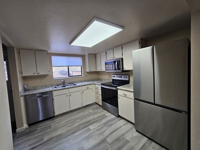 Building Photo - Immaculate 2 Bedroom Unit - Close to UNR!