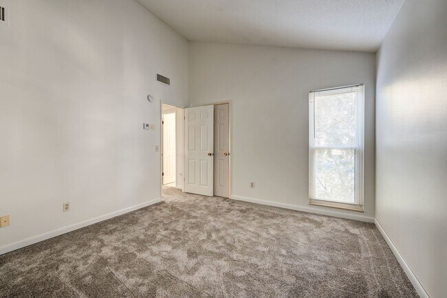 Building Photo - Live the Lake Lifestyle! 3-bedroom, 1.5-ba...