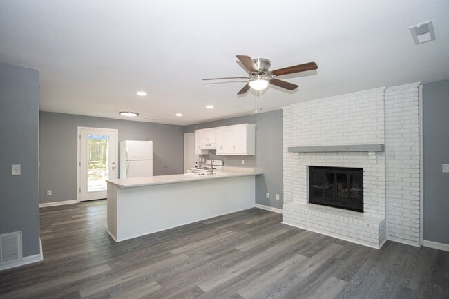 Building Photo - 3 Bed 2 Bath Home in Meadowbrook West Neighborhood