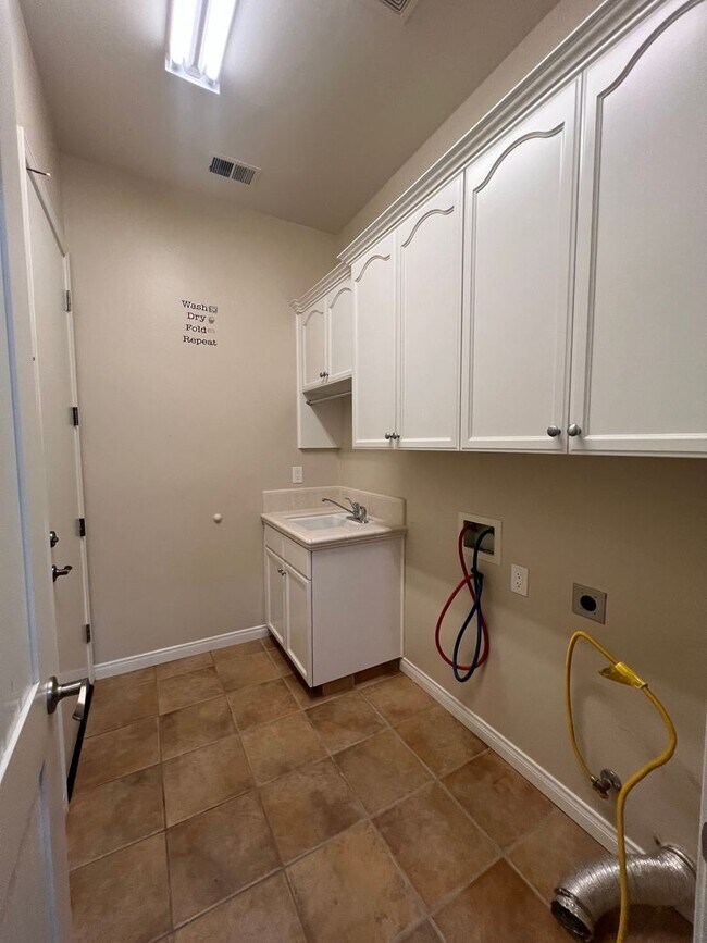 Building Photo - Charming 3 bedroom 2.5 bath!