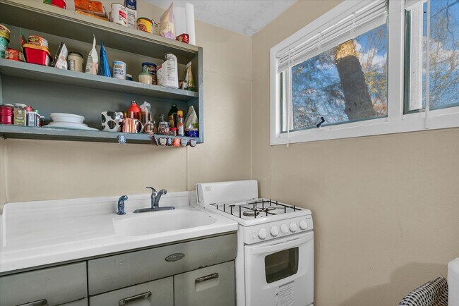 Building Photo - 907 E California Ave