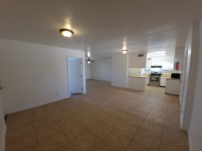 Building Photo - EXCELLENT VALUE ON THE PHOENIX/TEMPE BORDER!