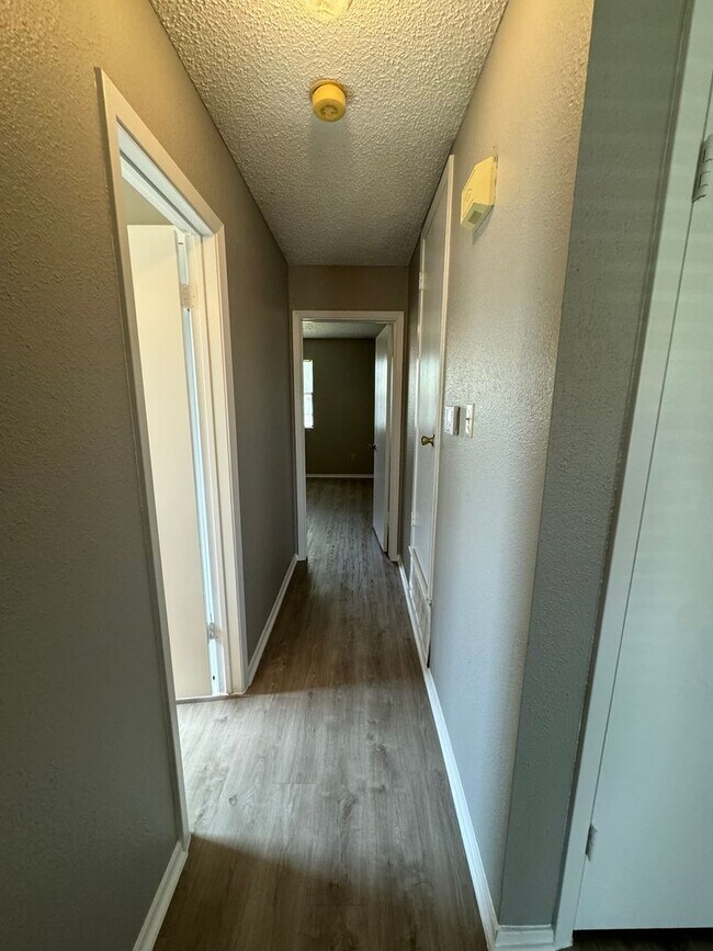 Building Photo - 3 bedroom 2 bath Refreshed