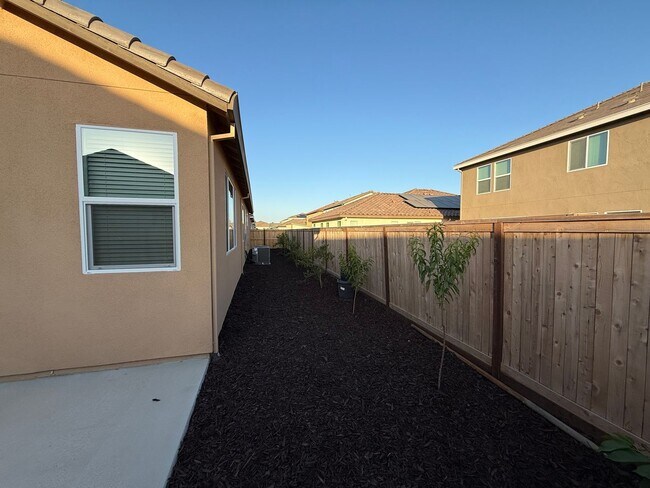 Building Photo - Brand NEW single story home in Hughson!