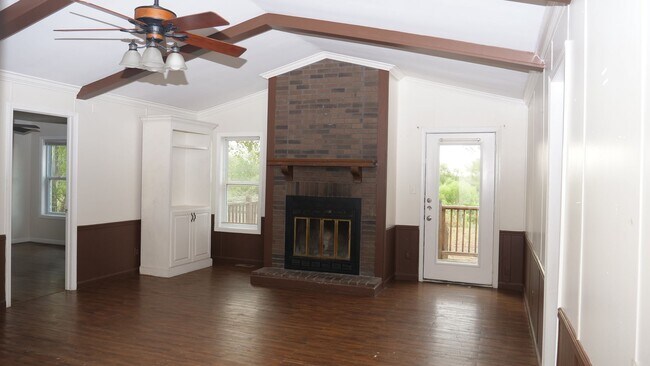 Building Photo - Spacious Rural Retreat