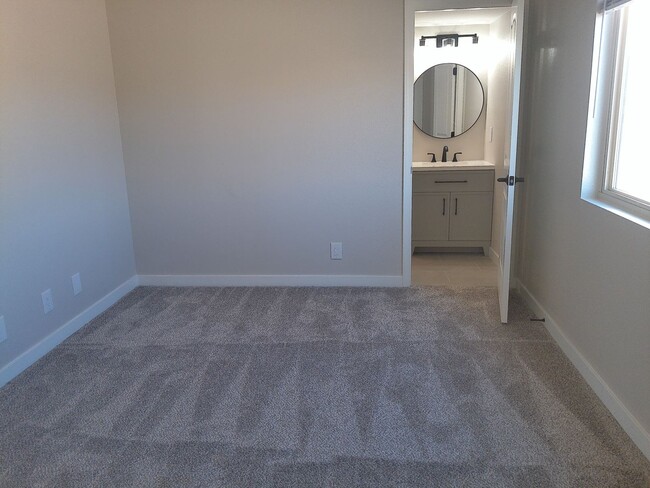 Building Photo - Long Term Duplex rental