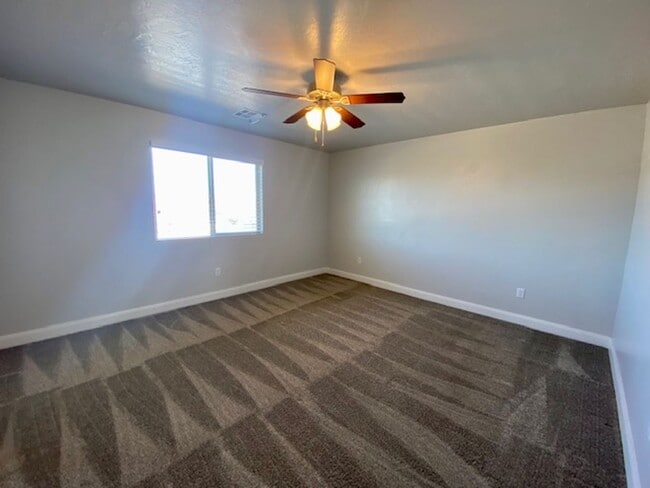 Building Photo - SPACIOUS TOWNHOME FOR RENT!