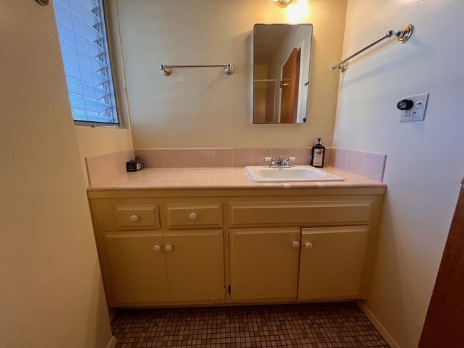 Building Photo - Spectacular Retro Home in a Rural Setting with Views and Space