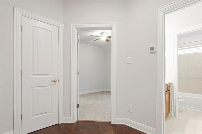 Building Photo - 728 Landing Ln