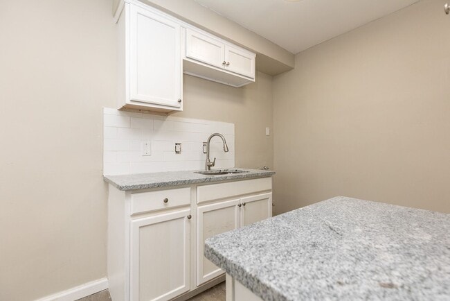 Building Photo - 1 Bedroom One Bath Unit For Lease