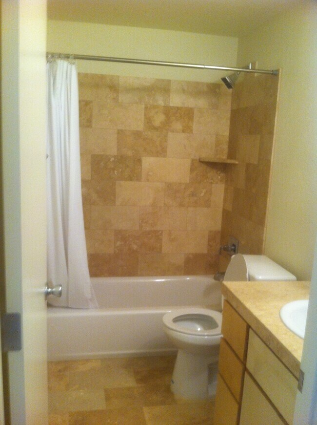 Building Photo - Spacious Private Upper Corner Unit Overloo...