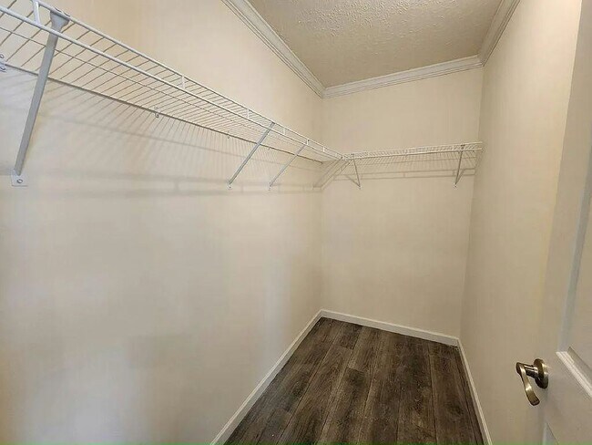 Building Photo - 513 Eland Dr