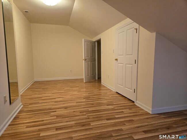 Building Photo - 511 Elm St