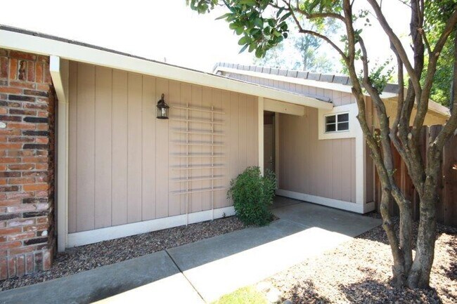 Building Photo - Galt 3 Bed 2 Bath Home