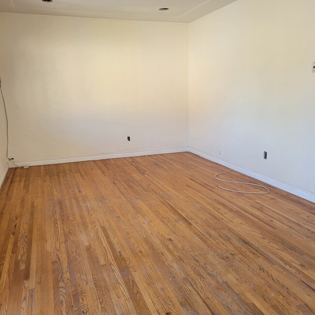 Building Photo - 731 E Providencia Ave