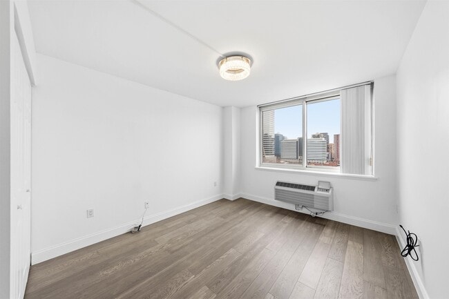 Building Photo - 20 2nd St