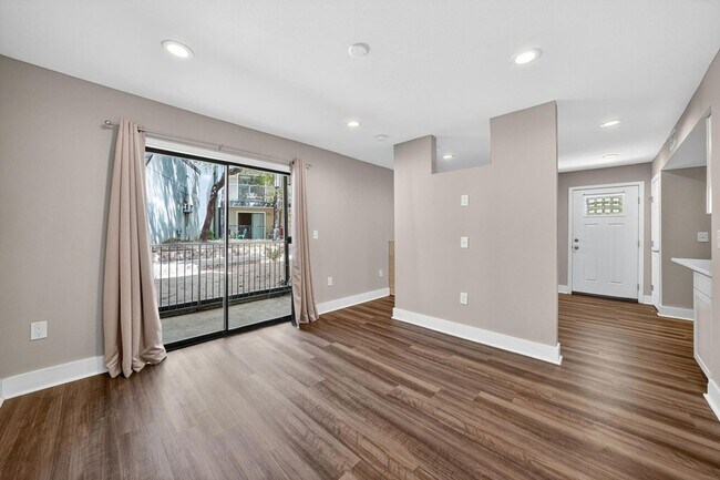 Building Photo - 935 La Posada Dr