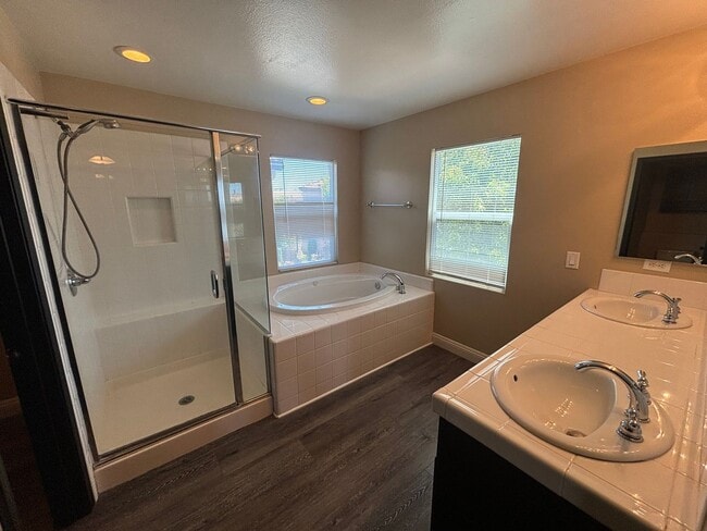 Building Photo - Stunning 3-Bedroom Home with Resort-Style ...